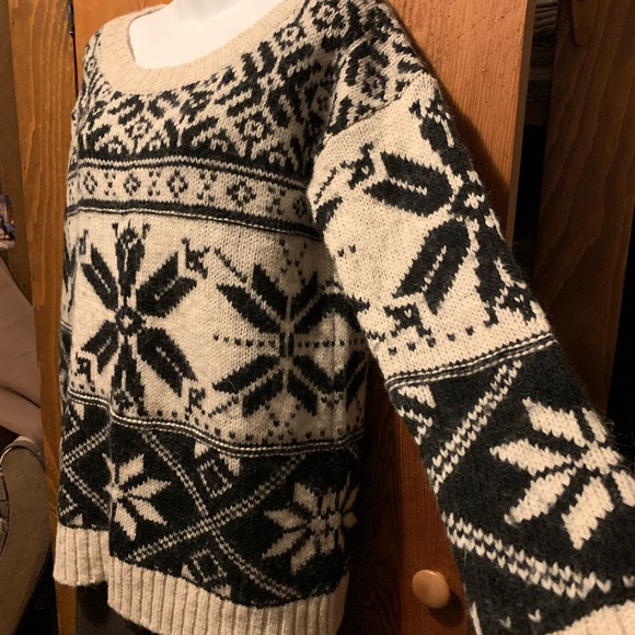 American Eagle Snowflake Sweater - Picture 9 of 13